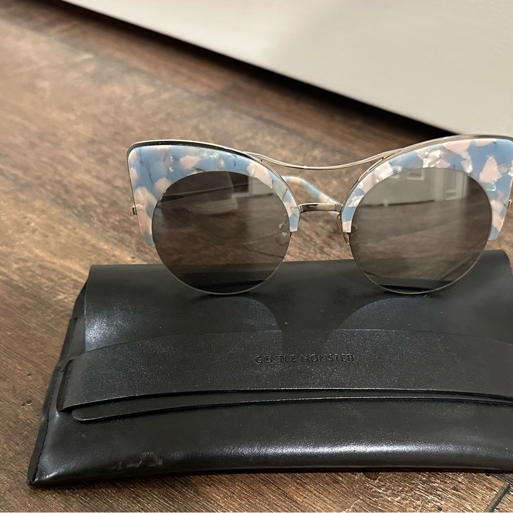 GENTLE MONSTER Blue Marble Cat-Eye Sunglasses with Gold Frame - Picture 2 of 2